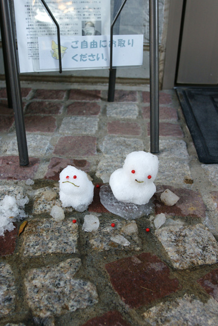 玄関前・小学生作の雪だるま